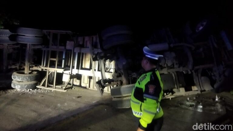 Truk Kontainer Bermuatan Kayu Terguling di Pandeglang Akibat Diduga Kelebihan Muatan Truk Kontainer Bermuatan Kayu Terguling di Pandeglang Akibat Diduga Kelebihan Muatan