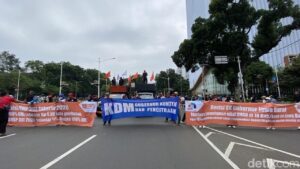 Ribuan Buruh Geruduk Istana Negara Tuntut Revisi UMP DKI Jakarta 2026