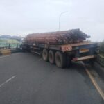 Truk Tronton Muatan Besi Kecelakaan di Flyover Ciputat, Sopir Sempat Terjepit