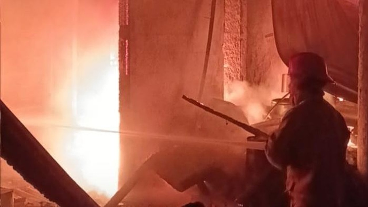 Home Industri Pengecatan Spare Part Motor di Bogor Dilalap Api, Penyebab Masih Diselidiki Home Industri Pengecatan Spare Part Motor di Bogor Dilalap Api, Penyebab Masih Diselidiki