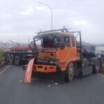 Truk Tronton Bermuatan Besi Melintang di Flyover Ciputat, Lalin Arah Selatan Macet Total