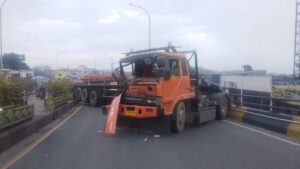 Tronton Muatan Baja Mogok di Flyover Ciputat, Sopir Terjepit dan Nyaris Tabrak Pasutri