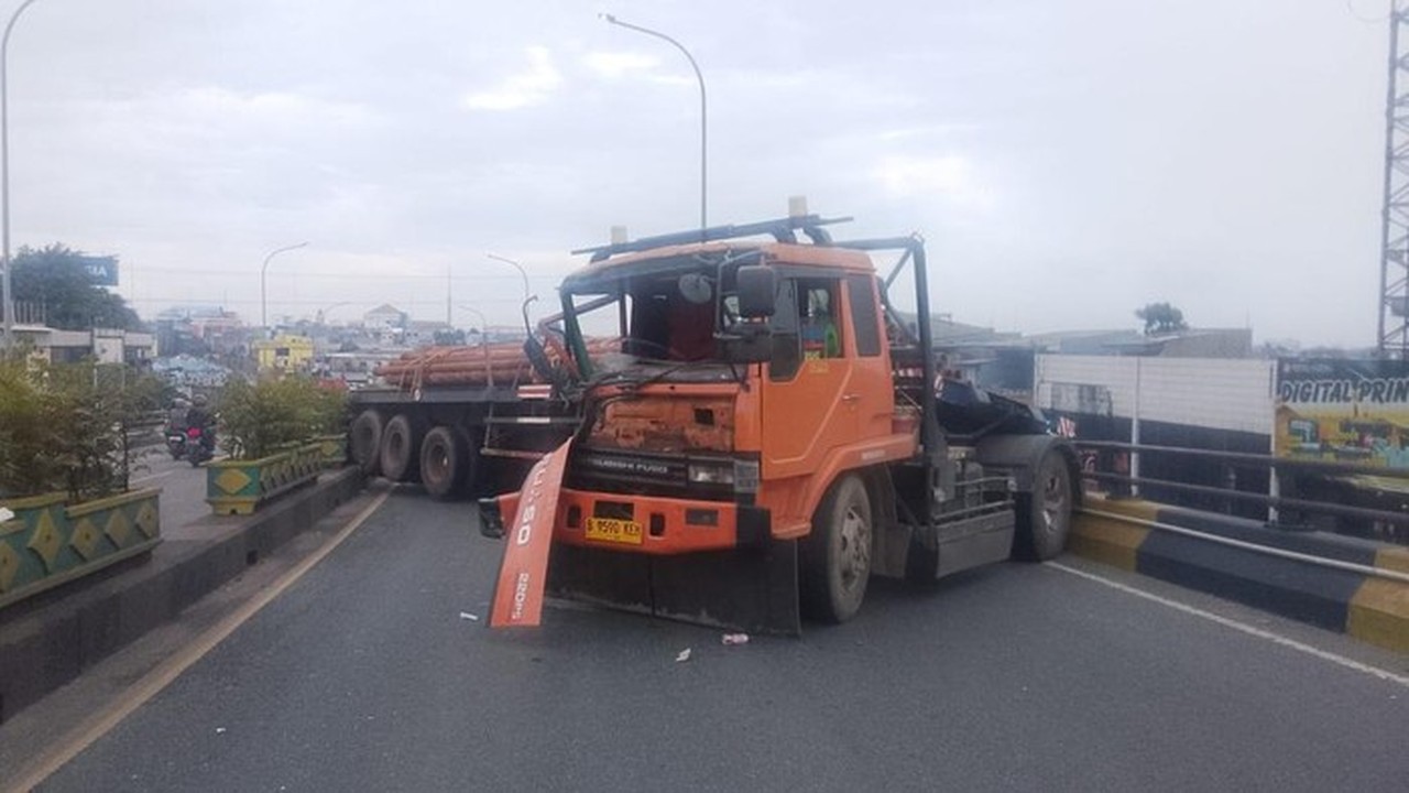 Tronton Muatan Baja Mogok di Flyover Ciputat, Sopir Terjepit dan Nyaris Tabrak Pasutri Tronton Muatan Baja Mogok di Flyover Ciputat, Sopir Terjepit dan Nyaris Tabrak Pasutri