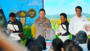 Kapolri Salurkan Alsintan dan Sembako di Bekasi Saat Panen Raya Jagung Kuartal IV