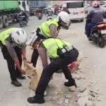 Mobil Tabrak Barrier Beton di Bekasi, Polisi Bersihkan Puing dan Atur Lalu Lintas