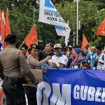 Aksi Humanis Polisi di Monas: Bagikan Roti dan Air Mineral untuk Massa Buruh