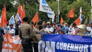Aksi Humanis Polisi di Monas: Bagikan Roti dan Air Mineral untuk Massa Buruh