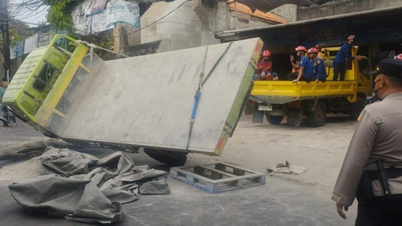 Truk Material Terguling di Mampang Prapatan Sebabkan Kemacetan Parah