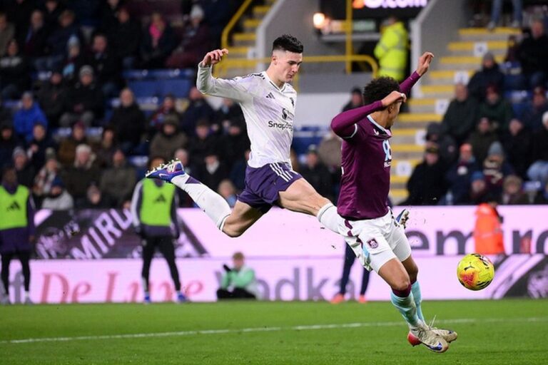Dua Gol Benjamin Sesko ke Gawang Burnley, Fletcher: Dia Butuh Servis Umpan Dua Gol Benjamin Sesko ke Gawang Burnley, Fletcher: Dia Butuh Servis Umpan