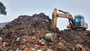 Gunungan Sampah di Pasar Induk Kramat Jati Mulai Diangkut, 10 Armada Dikerahkan