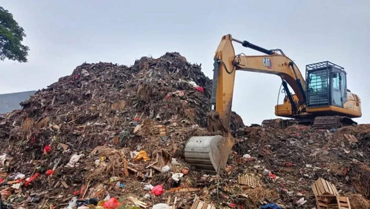 Gunungan Sampah di Pasar Induk Kramat Jati Mulai Diangkut, 10 Armada Dikerahkan