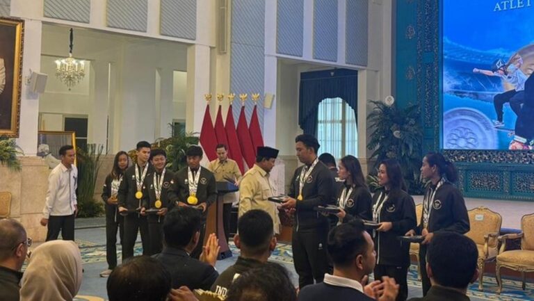 Prabowo Serahkan Bonus Rp 465 Miliar untuk Atlet Peraih Medali SEA Games 2025