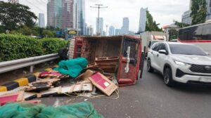 Truk Muatan Granit Terbalik di Tol Dalkot Akibat Pecah Ban, Lalu Lintas Macet Parah