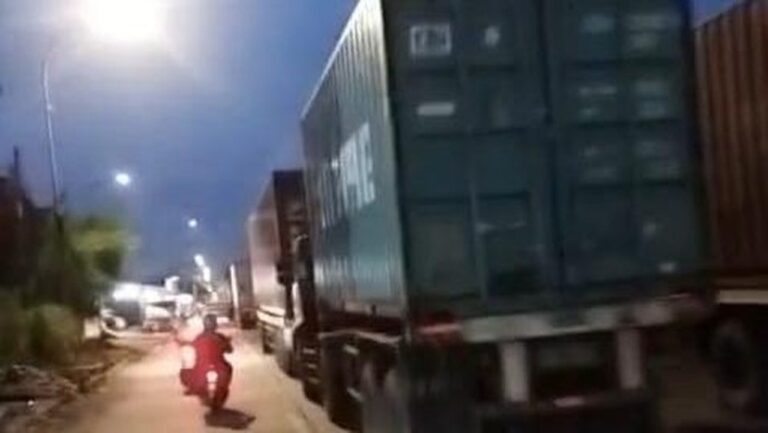 Macet Cakung-Cilincing Malam Ini, Kendaraan Mengular 6 Km Akibat Lonjakan Truk Kontainer