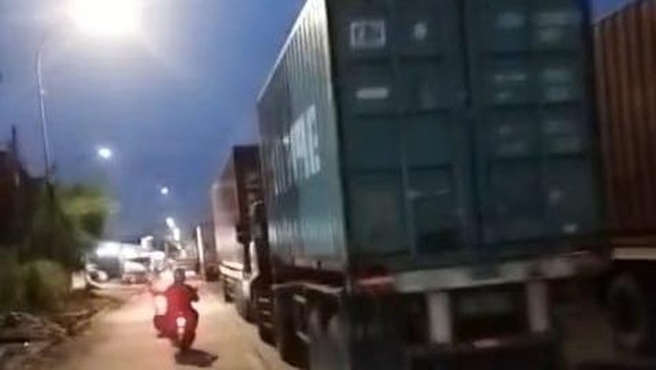 Macet Cakung-Cilincing Malam Ini, Kendaraan Mengular 6 Km Akibat Lonjakan Truk Kontainer Macet Cakung-Cilincing Malam Ini, Kendaraan Mengular 6 Km Akibat Lonjakan Truk Kontainer