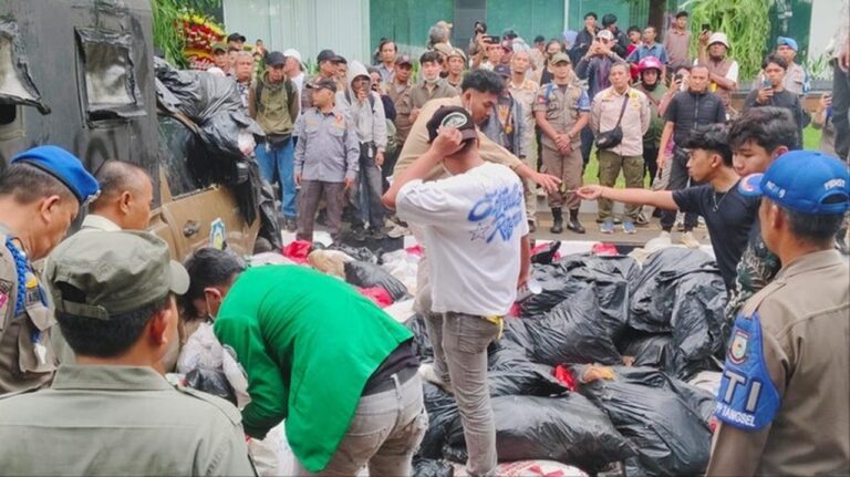 Kantor Wali Kota Tangsel ‘Dibanjiri’ Sampah, Pemkot Berjanji Lakukan Perbaikan Menyeluruh