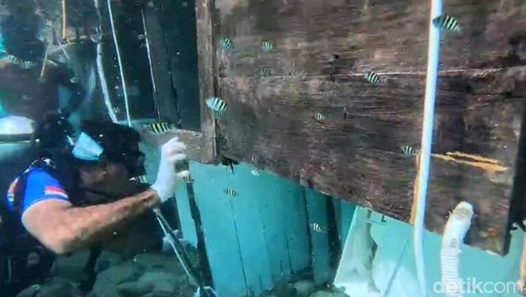 Nakhoda dan ABK Kapal Putri Sakinah Ditetapkan Tersangka Tenggelam di Labuan Bajo Nakhoda dan ABK Kapal Putri Sakinah Ditetapkan Tersangka Tenggelam di Labuan Bajo