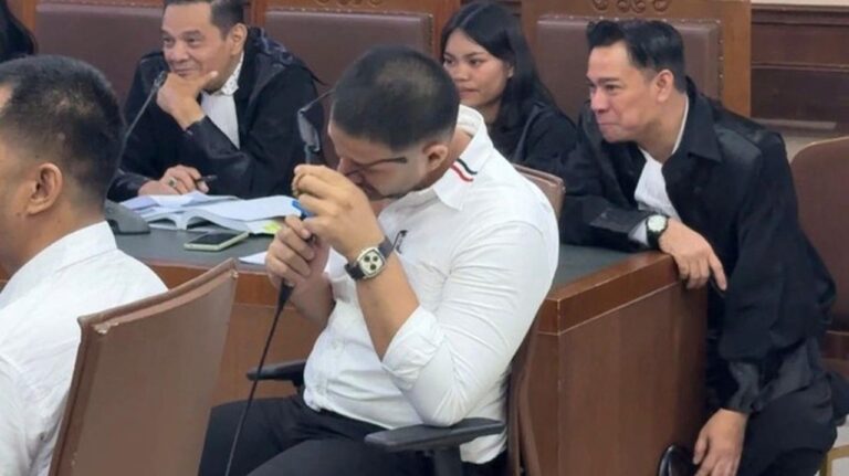 Ammar Zoni Menangis di Sidang: “Saya Mau Pulang Pak, Ini yang Keempat Kali Tersandung” Ammar Zoni Menangis di Sidang: “Saya Mau Pulang Pak, Ini yang Keempat Kali Tersandung”