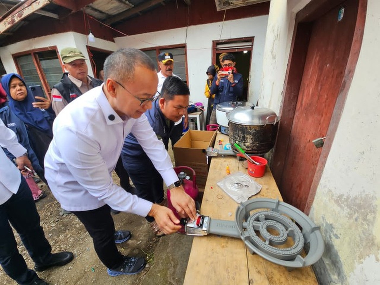 Waka MPR Eddy Soeparno Salurkan Bantuan Kemanusiaan untuk Korban Bencana Agam, Sumbar