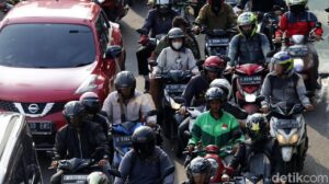 Truk Sampah Tabrak Pembatas Busway Cawang, Lalu Lintas Arah Semanggi Sempat Terhenti