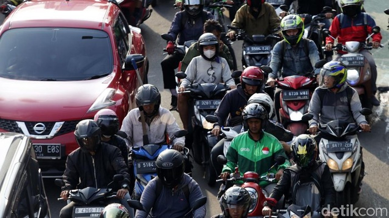 Truk Sampah Tabrak Pembatas Busway Cawang, Lalu Lintas Arah Semanggi Sempat Terhenti