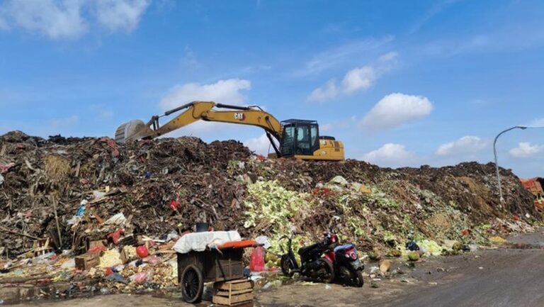 Gunungan Sampah di Pasar Induk Kramat Jati Mulai Diangkut, Warga Keluhkan Bau Menyengat Tahunan Gunungan Sampah di Pasar Induk Kramat Jati Mulai Diangkut, Warga Keluhkan Bau Menyengat Tahunan