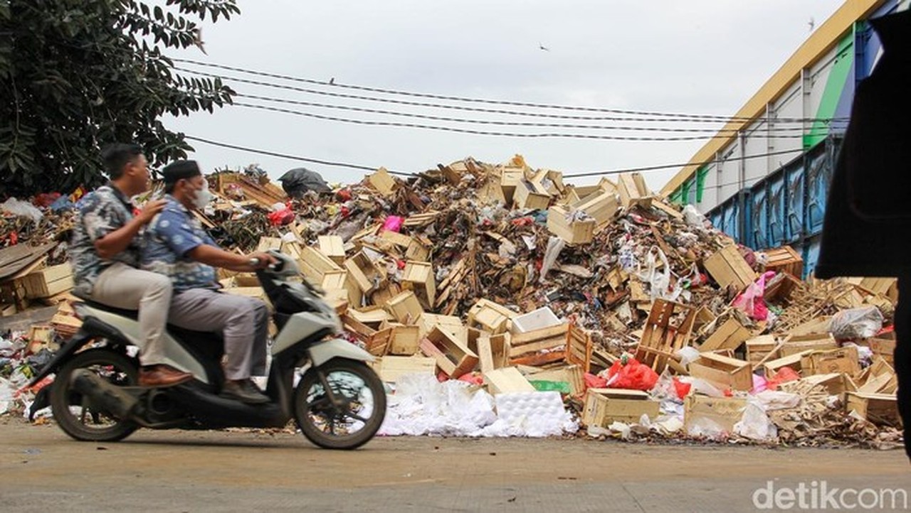 Gunungan Sampah Pasar Induk Kramat Jati Ditargetkan Tuntas dalam Lima Hari Gunungan Sampah Pasar Induk Kramat Jati Ditargetkan Tuntas dalam Lima Hari