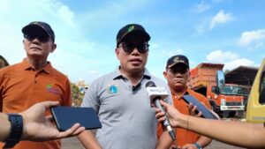 Tumpukan Sampah di Pasar Induk Kramat Jati Menggunung Akibat Armada Pengangkut Berkurang