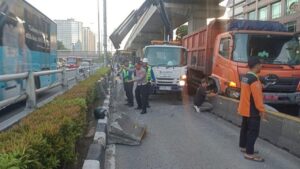 Sopir Mengantuk, Truk Sampah Hantam Separator Busway di MT Haryono