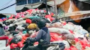 Tumpukan Sampah di Pasar Cimanggis Tangsel Meluber ke Jalan, Bau Busuk Ganggu Warga