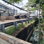 Bau Busuk Menyeruak dari Selokan Pasar Cimanggis Akibat Tumpukan Sampah Liar