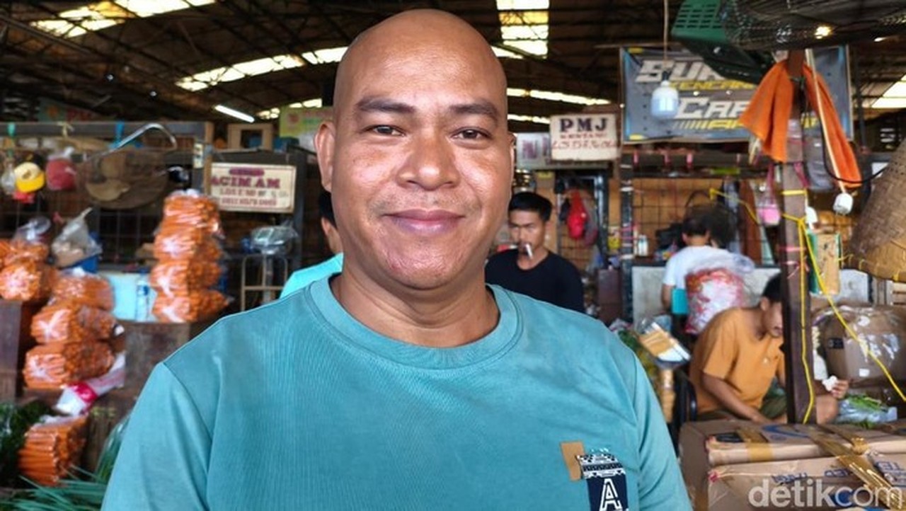 Gunungan Sampah di Pasar Kramat Jati Keluhkan Pedagang, Omzet Anjlok 40 Persen