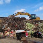 DLH DKI Kerahkan 25 Armada Angkut Timbunan Sampah di Pasar Induk Kramat Jati