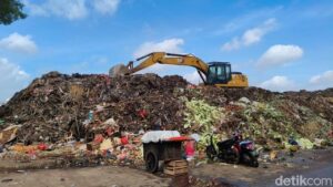 DLH DKI Kerahkan 25 Armada Angkut Timbunan Sampah di Pasar Induk Kramat Jati