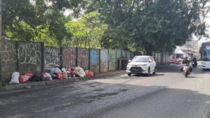 Jalan Rusak dan Bau Sampah di Pasar Cimanggis Bikin Warga Tangerang Selatan Gerah