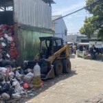 Tumpukan Sampah di Depok Tutupi Jalan, DLHK Akui Kendala Armada dan TPA