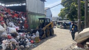 Tumpukan Sampah di Depok Tutupi Jalan, DLHK Akui Kendala Armada dan TPA