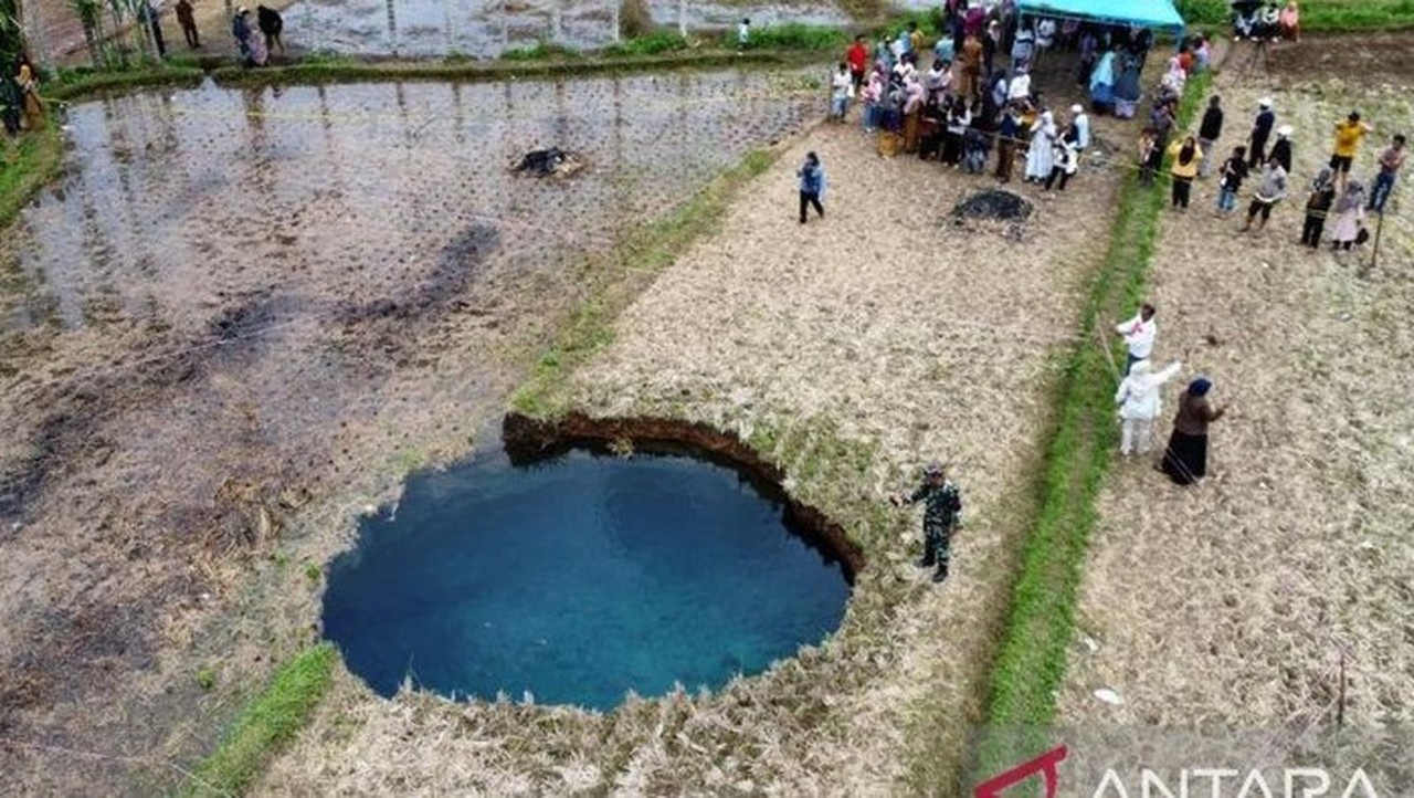 Fenomena Sinkhole Muncul di Sawah Warga Sumbar Usai Terdengar Suara Ledakan Fenomena Sinkhole Muncul di Sawah Warga Sumbar Usai Terdengar Suara Ledakan
