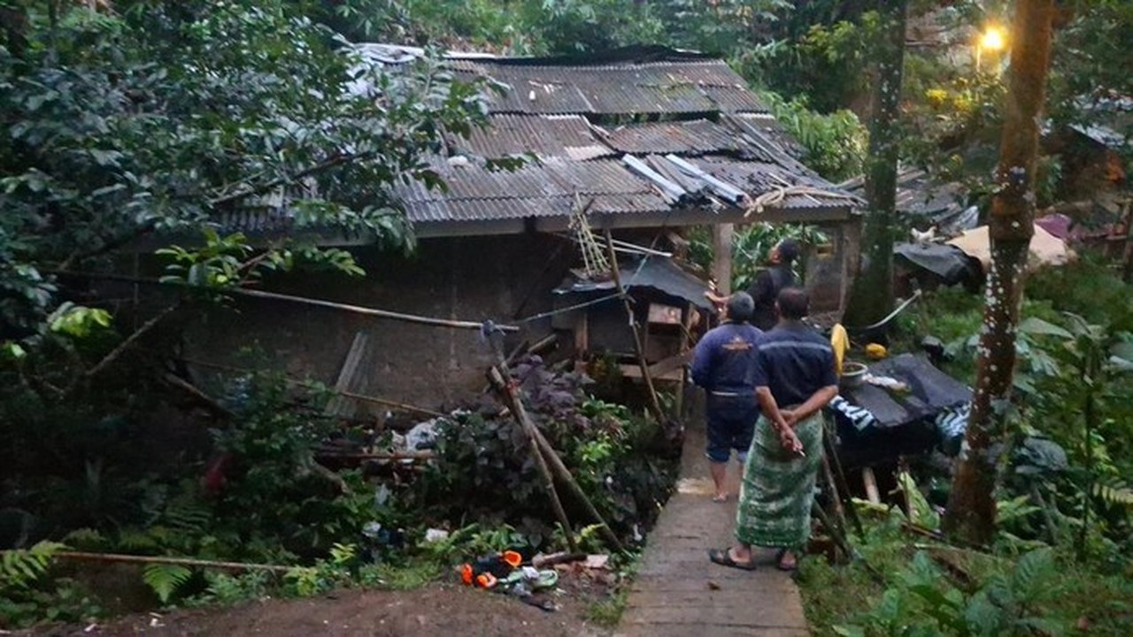 Tebing Longsor Timpa Rumah di Bogor, Dua Bocah 4 dan 5 Tahun Berhasil Dievakuasi Selamat Tebing Longsor Timpa Rumah di Bogor, Dua Bocah 4 dan 5 Tahun Berhasil Dievakuasi Selamat