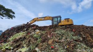 Gunungan Sampah di Pasar Kramat Jati Mengancam Kesehatan dan Omzet Pedagang