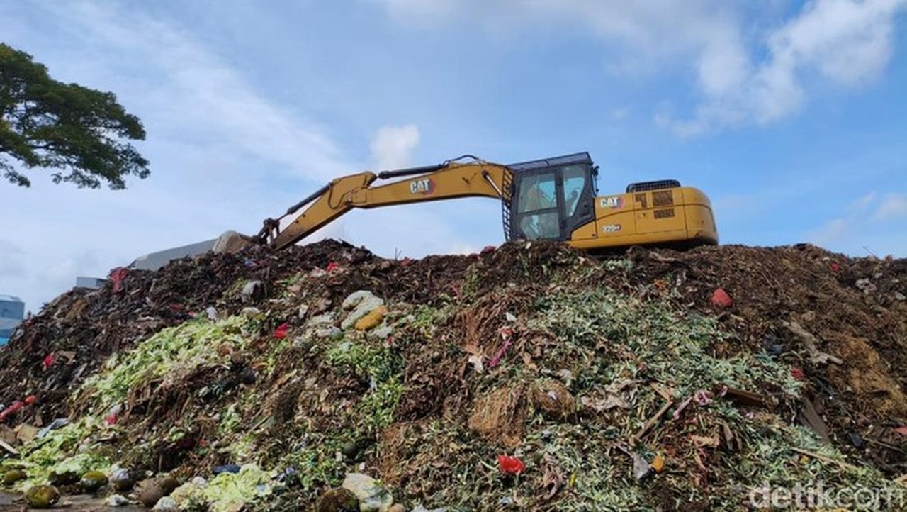 Gunungan Sampah di Pasar Kramat Jati Mengancam Kesehatan dan Omzet Pedagang