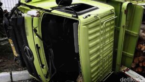 Truk Kontainer Terbalik di Tol Japek Arah Cikarang, Lalu Lintas Lancar