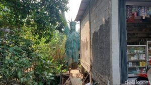 Terungkap! Alasan Patung Liberty di Pondok Cabe Tersembunyi di Balik Toko Kelontong