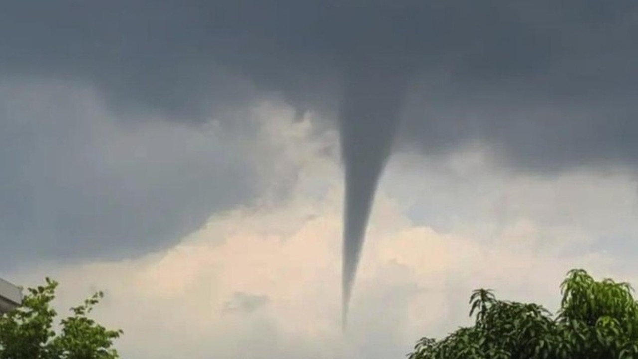 Puting Beliung Muncul di Langit Tulungagung, BMKG Jelaskan Fenomena Awan Cumulonimbus Puting Beliung Muncul di Langit Tulungagung, BMKG Jelaskan Fenomena Awan Cumulonimbus