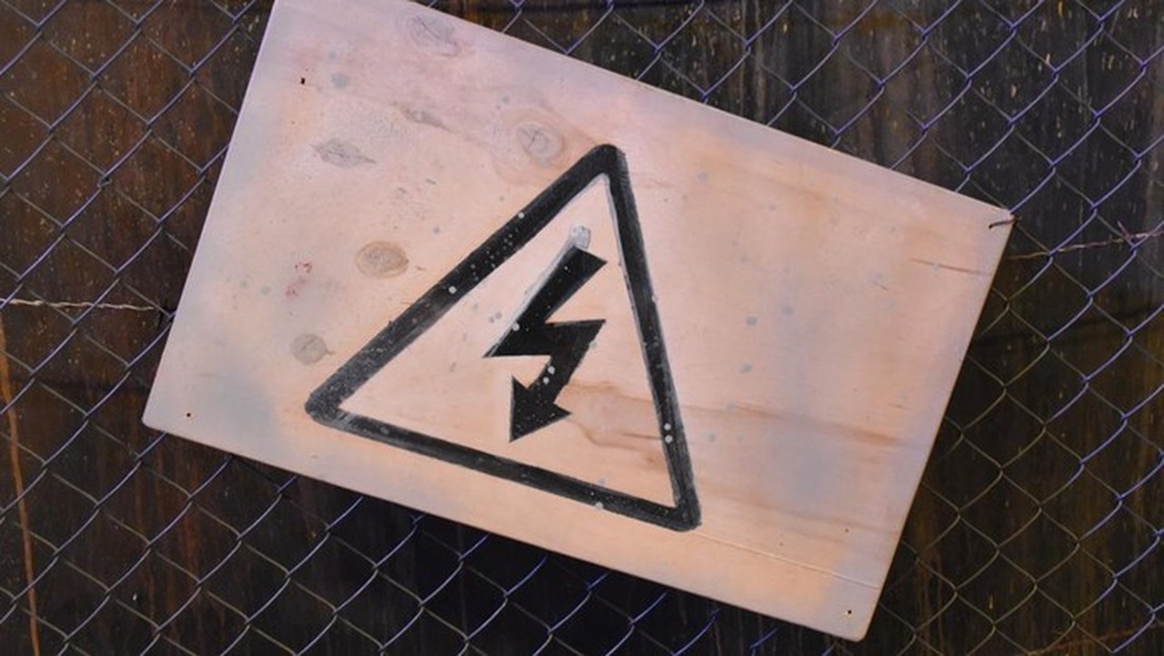 Buruh Pekalongan Tewas Tersengat Listrik Saat Buang Air Kecil di Pinggir Jalan Buruh Pekalongan Tewas Tersengat Listrik Saat Buang Air Kecil di Pinggir Jalan