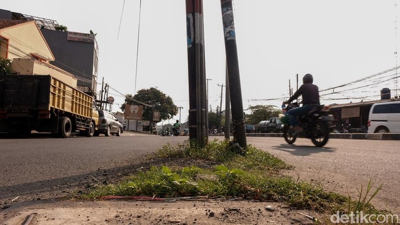 Anwar Pukul Tiang Listrik di Cikoko: Misi Mulia Bangunkan Pedagang dan Jaga Roda Ekonomi