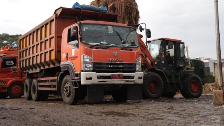 DLH DKI Jakarta Kerahkan 25 Unit Bantu Angkut Sampah Pasar Kramat Jati dalam 5 Hari DLH DKI Jakarta Kerahkan 25 Unit Bantu Angkut Sampah Pasar Kramat Jati dalam 5 Hari