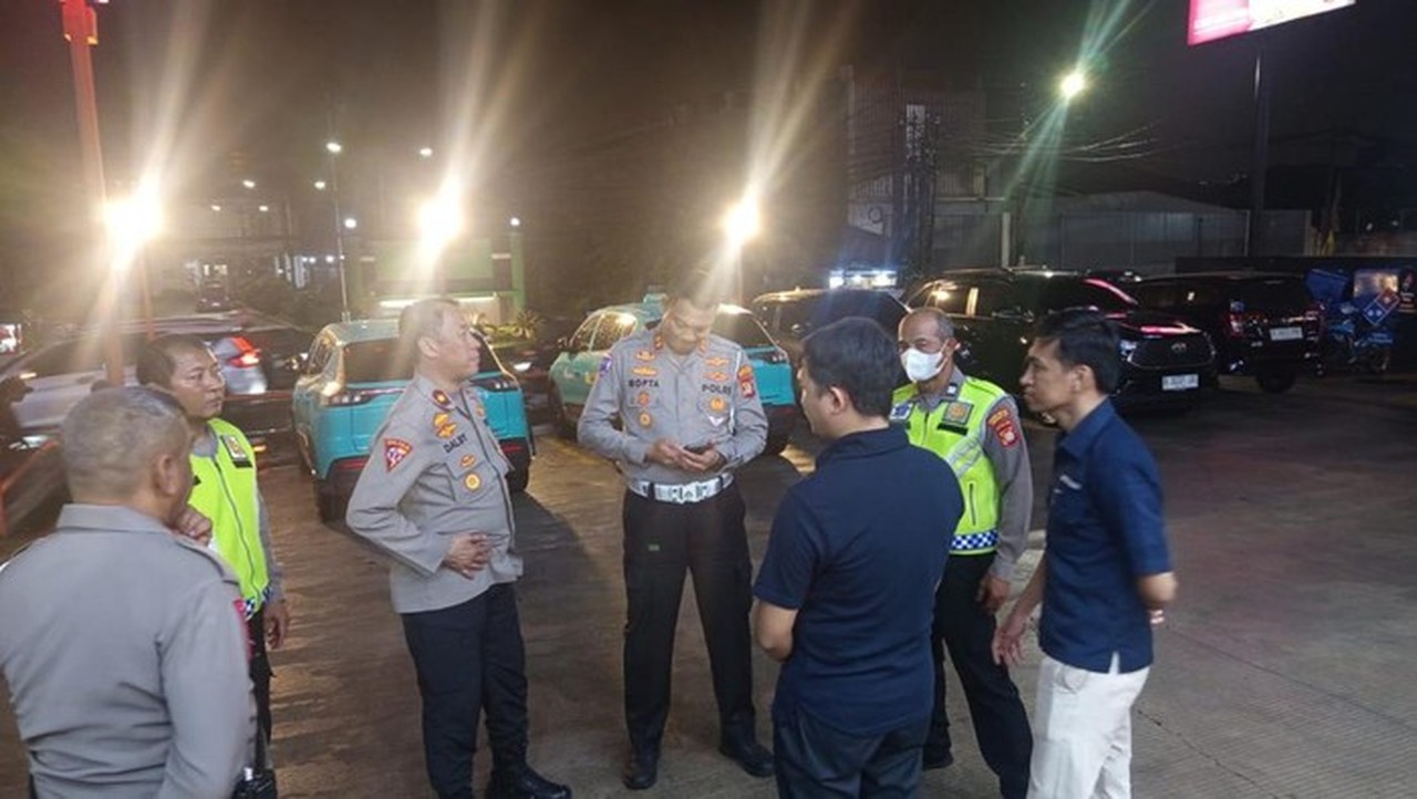 Apes Beruntun: Taksi Listrik di Tangerang Ditabrak Mobil Lain, Lalu Nyungsep ke Restoran Apes Beruntun: Taksi Listrik di Tangerang Ditabrak Mobil Lain, Lalu Nyungsep ke Restoran