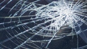 Taksi Listrik Mendadak Mundur dan Tabrak Restoran Ayam Goreng di Tangerang